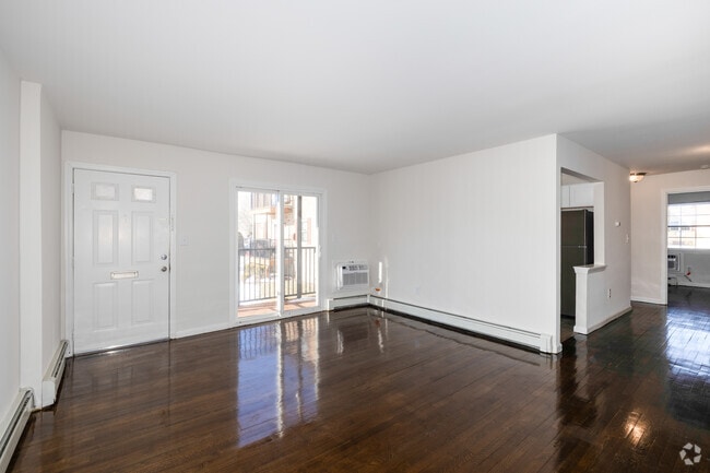 1BR, 1BA - w/Basement - 1,650SF - Living Room - Parkside Court