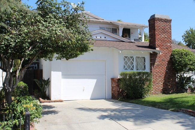 Building Photo - 11613 Moorpark St