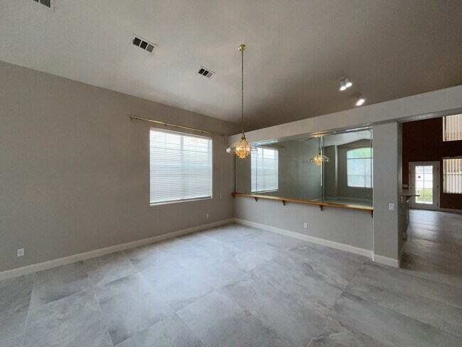 Foto del edificio - Spacious 4-bedroom, 3-car garage home feat...