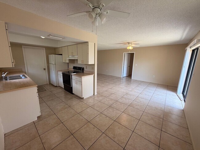 Foto del edificio - 2/2 Bedroom house with 1 car garage and fenced yard.