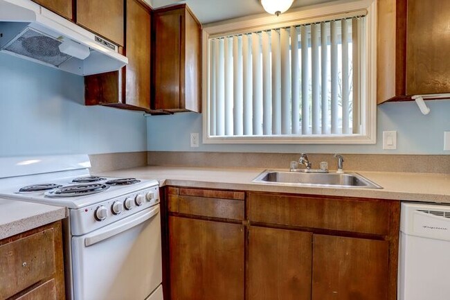 Building Photo - Washer/Dryer in unit! 2 bedroom 1 bath. Pe...