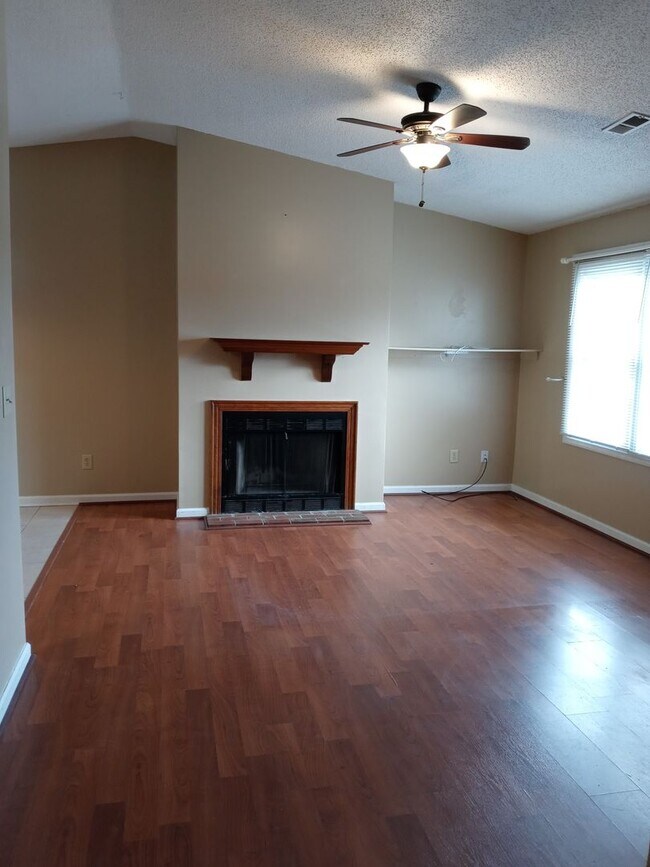Foto del edificio - 3 bd/ 2 ba located MINUTES from Fort Bragg! Quiet Neighborhood!