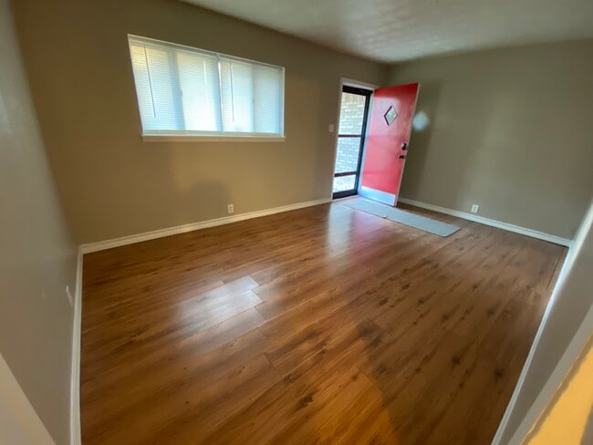 Foto del edificio - 1213 Crestview Dr