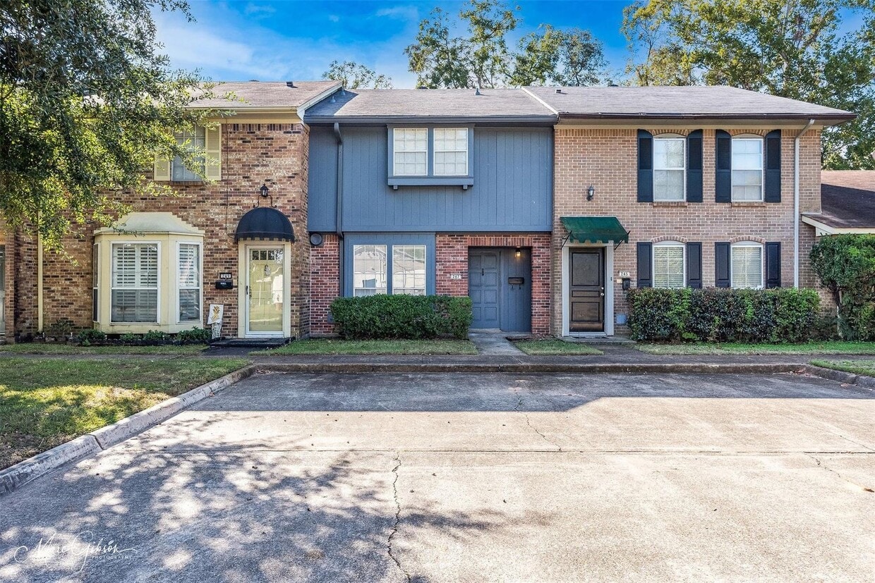 Primary Photo - Shreveport townhome for rent