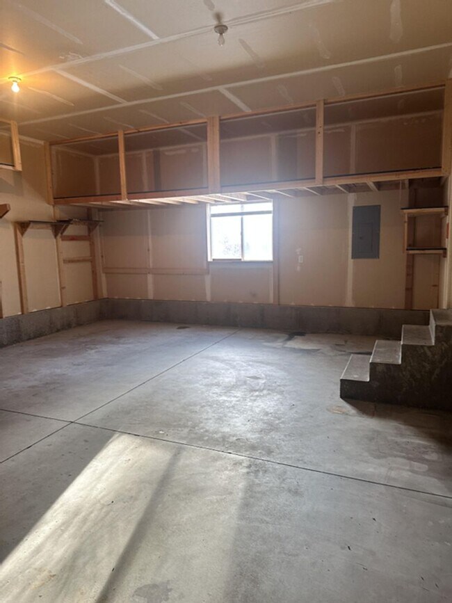 Building Photo - Cozy Mountain Green Home For Rent!