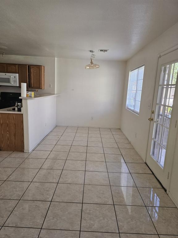 Building Photo - 2500 Adelante Ave