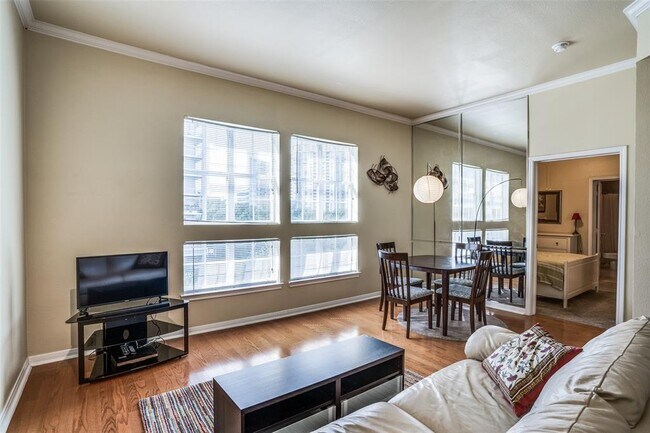 Building Photo - 3225 Turtle Creek Blvd