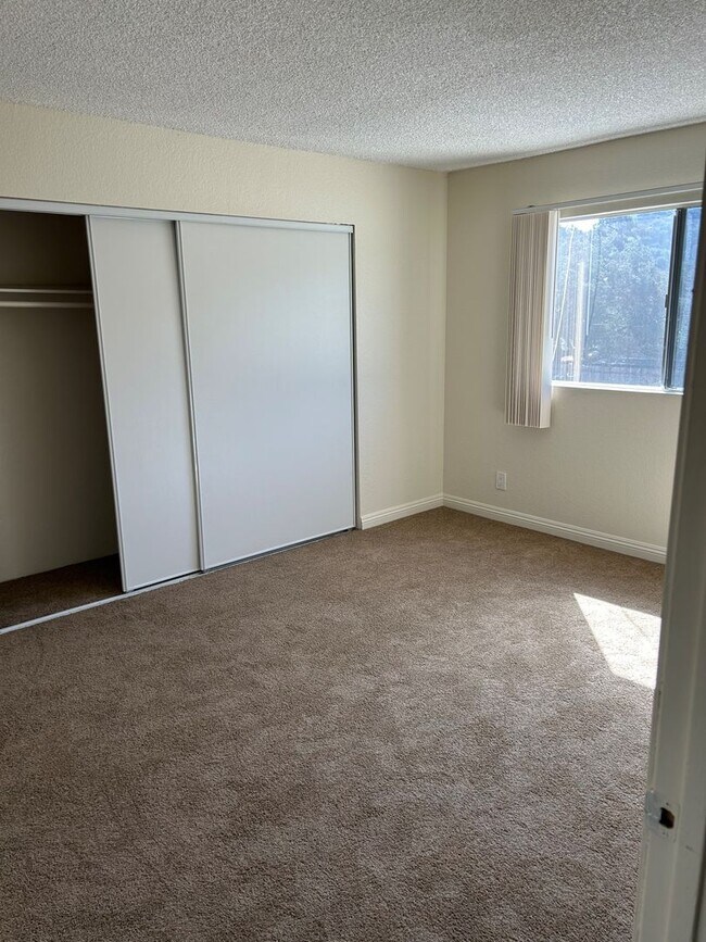 Interior Photo - 6810 Foothill Blvd Tujunga
