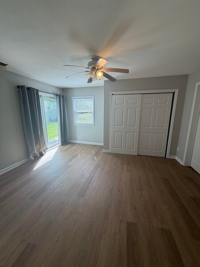 Dormitorio principal con salida al exterior, amplio armario y baño privado. - 209 Kingsley Rd