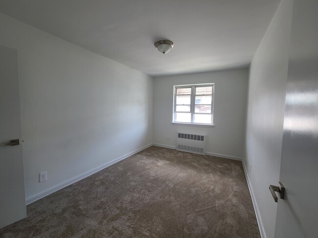 Building Photo - 917 E 58th St