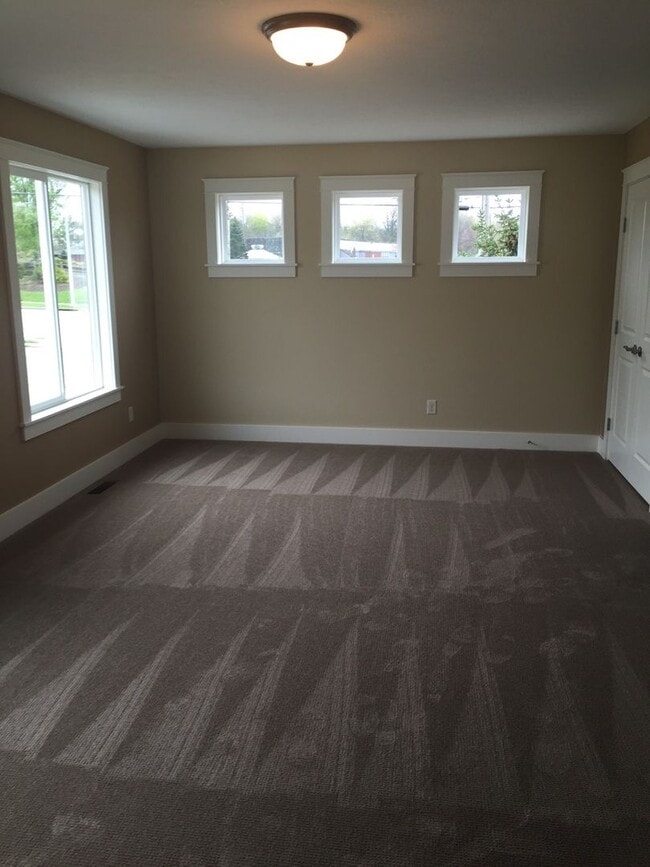 Building Photo - 3 bedroom 2 1/2 bath house for rent