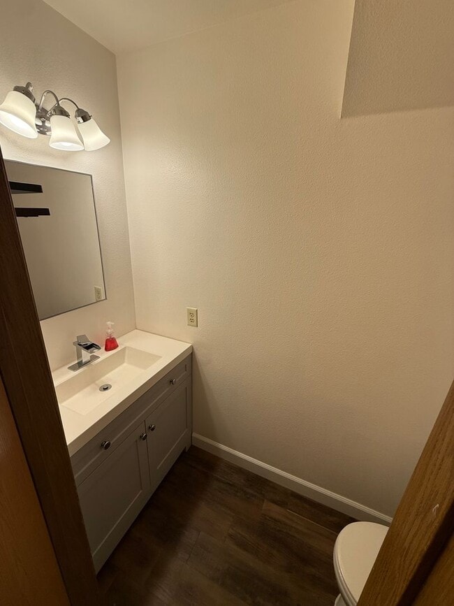 Foto del edificio - Spacious 4-bedroom / Heat included / 1 car garage