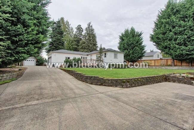 Foto del edificio - 3 Bed, 3 Bath Home with a LARGE 1/2 Acre Yard and Deck, Boathouse and 2 Bonus Rooms
