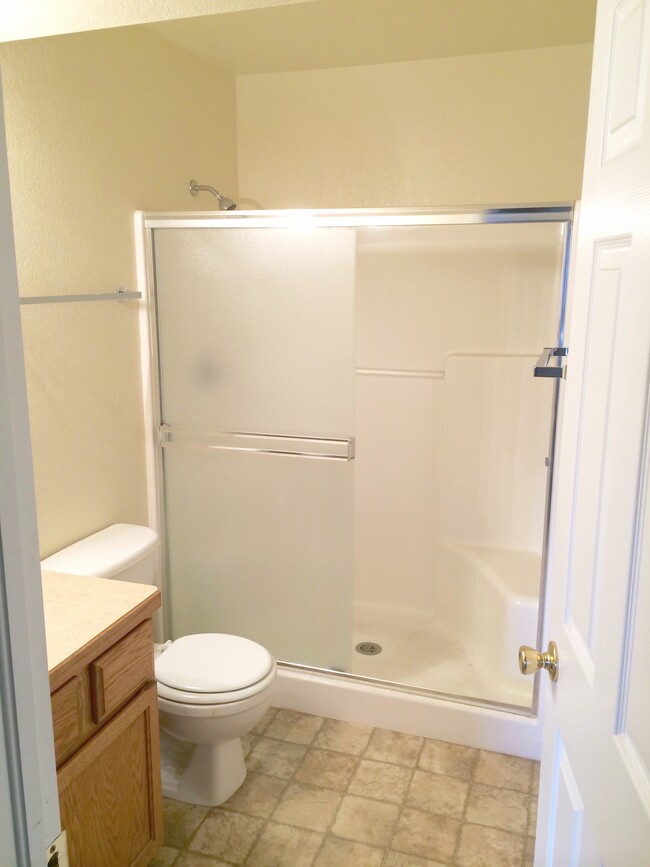 Main bathroom - 1343 Lake Circle
