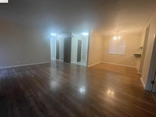 Foto del edificio - 2400 Sunny Ln