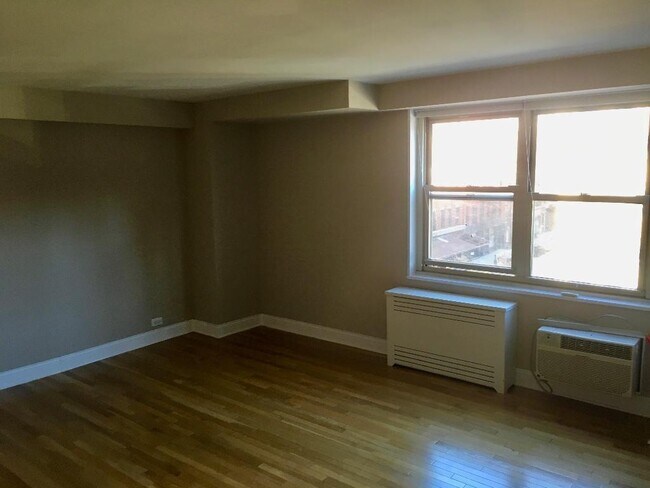 Building Photo - SUNDRENCHED BRAND NEW UNIT WITH PRIVATE OU...
