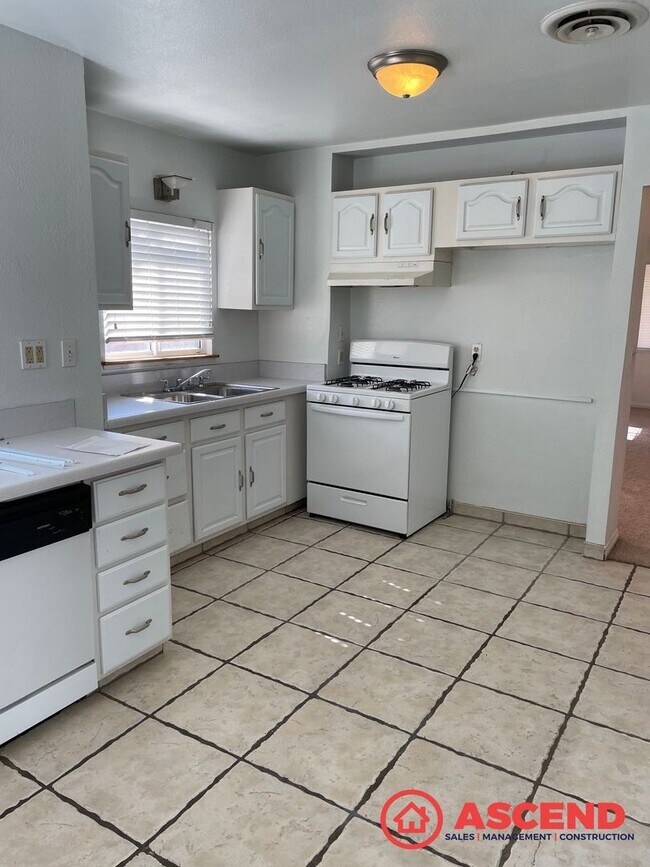Foto del edificio - New Listing In Oildale!