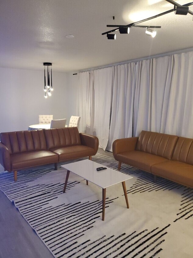 Foto del edificio - Charming 4BR Duplex in Los Angeles