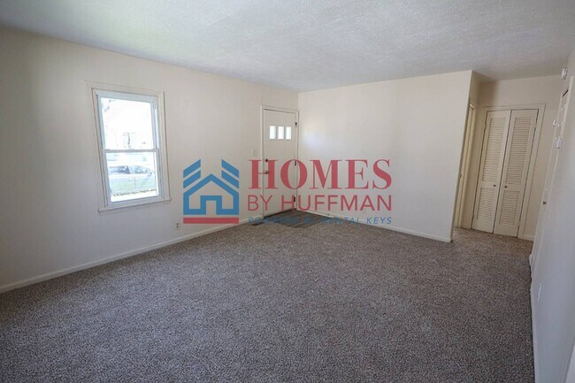 Building Photo - Two Bedroom House