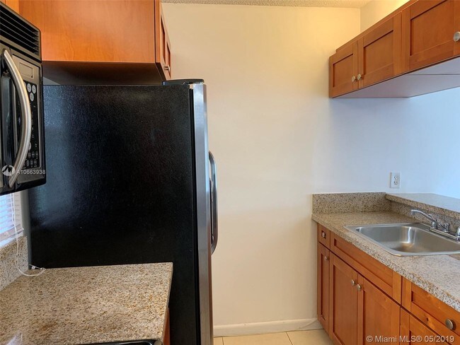 Building Photo - 895 Twin Lakes Dr