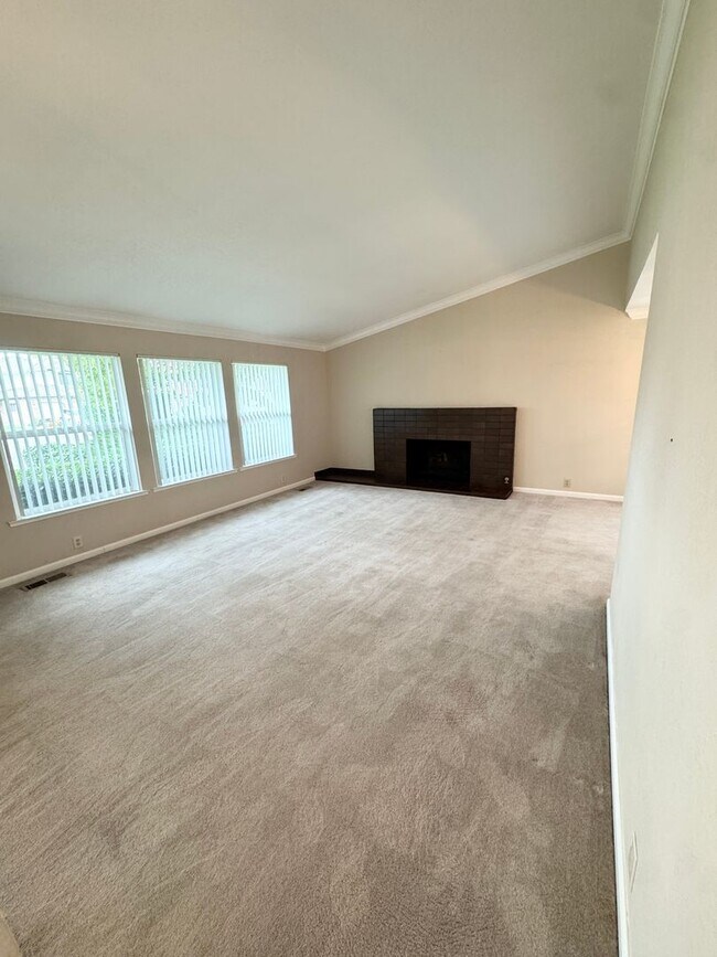 Foto del edificio - THREE BEDROOM TWO BATH  HOME in the Pocket...