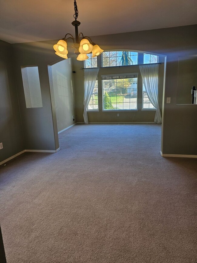 Building Photo - 4 bedroom shy 2500 sqft home in gated cmty!
