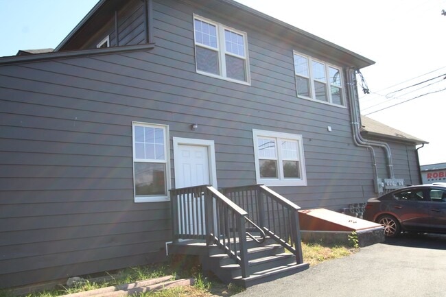 Building Photo - 549 Albany Ave