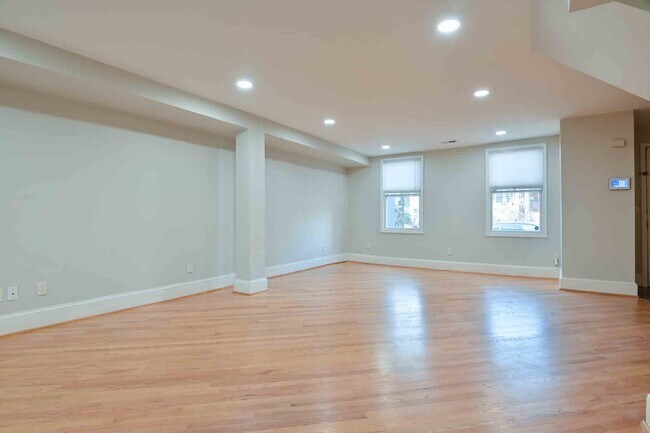 Foto del edificio - 242 11th St SE