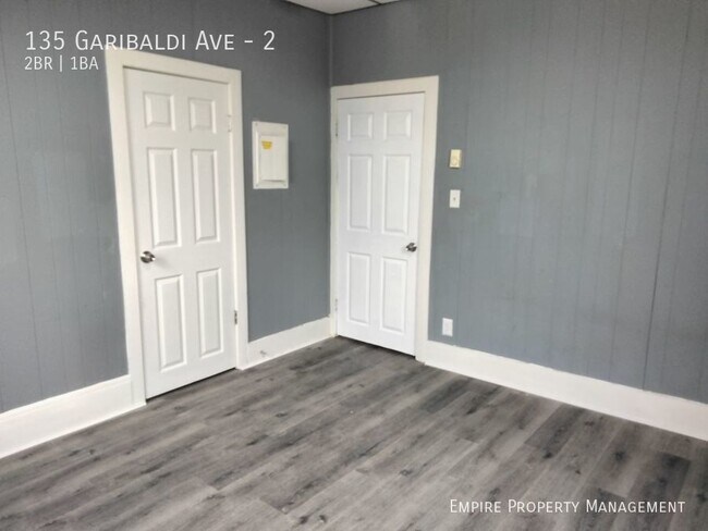 Building Photo - 2nd Floor: 2 Bedroom/ 1 Bathroom Apartment...