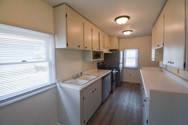 Foto del edificio - Bright & updated 2br Uptown home w/garage!