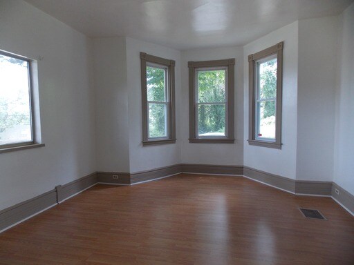 Building Photo - 144 Kings Rd