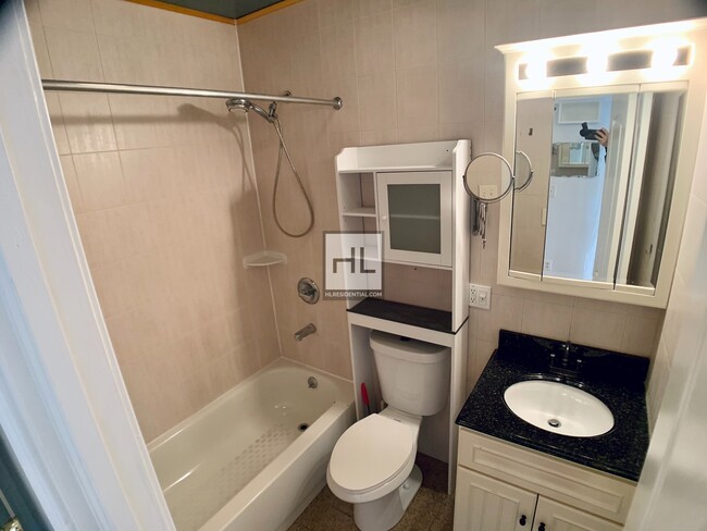 Building Photo - 2 Bed 2 Bath Prime Bushwick