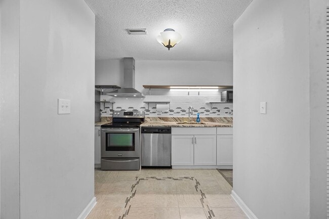 Building Photo - Charming 2-Bedroom Condo Near the Beach