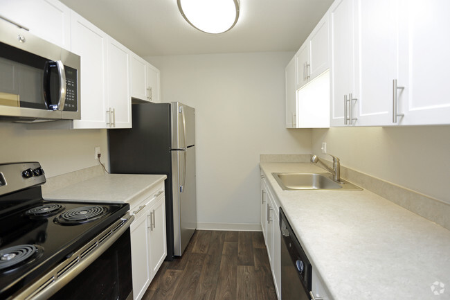 1BR, 1BA - 756 SF Renovated - Flats at Pinecliff