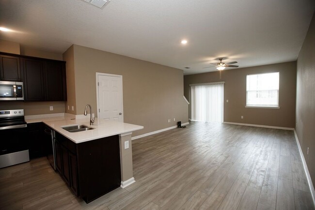 Foto del edificio - Like new 3 bedroom 2.5 bath townhome is Oa...