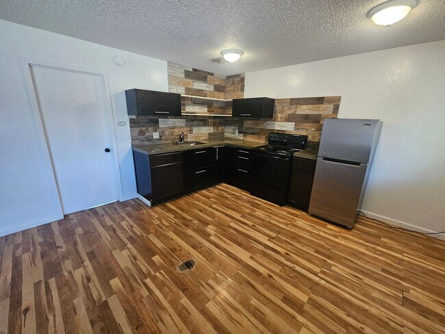 Foto del edificio - 1 Bedroom 1 Bath Triplex Unit in Los Molinos!
