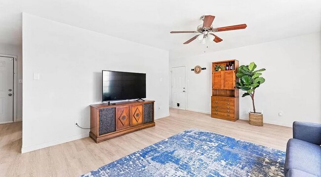 Foto del edificio - Modern Upscale Flair Home Near Davis Park!