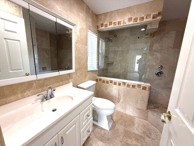 Foto del edificio - Spacious 3-Bed/2-Bath Home for Rent! Saras...