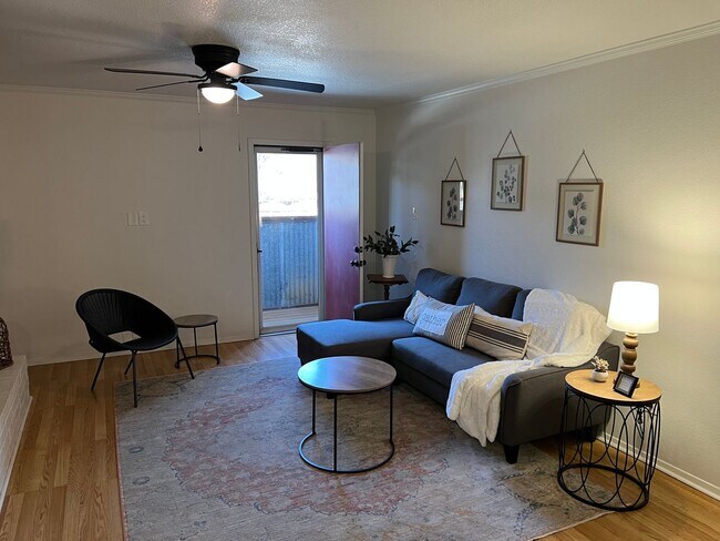 Foto del edificio - Wow! Private cozy corner upstairs home.