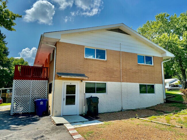 Foto del edificio - 1Bed/1Bath Multi-Family Property Off HWY 58!