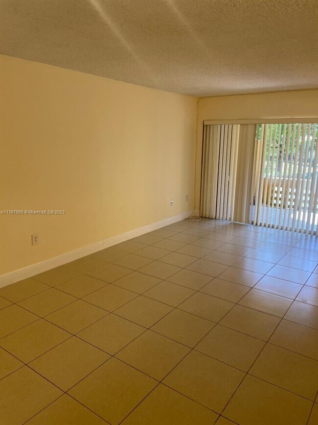 Building Photo - 9735 Fontainebleau Blvd