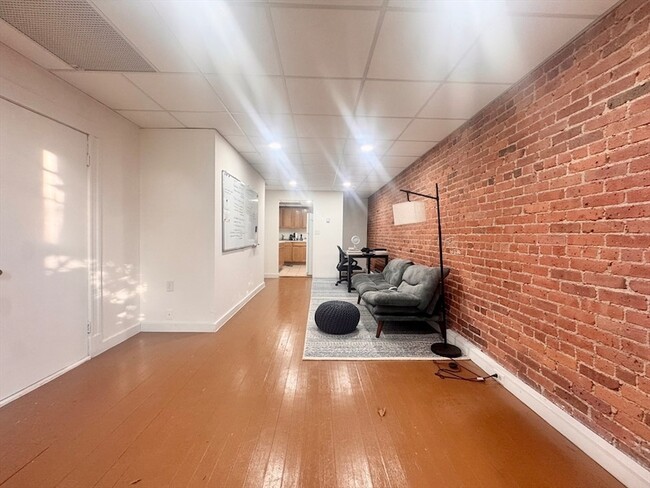 Building Photo - 384 Riverway