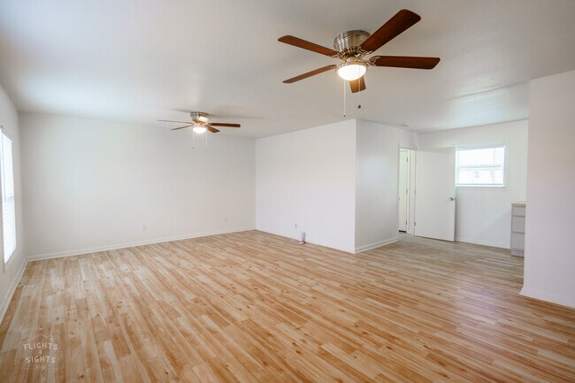 Building Photo - 5418 Laguna Dr