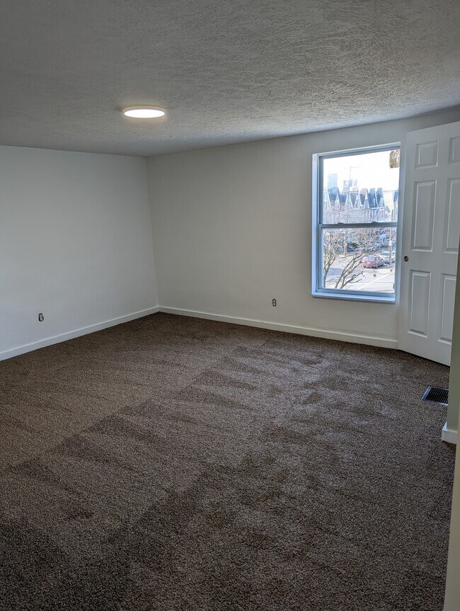 Building Photo - 3205 Parkview Ave