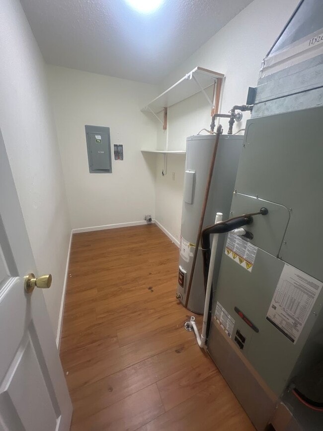 Building Photo - Move in Ready!