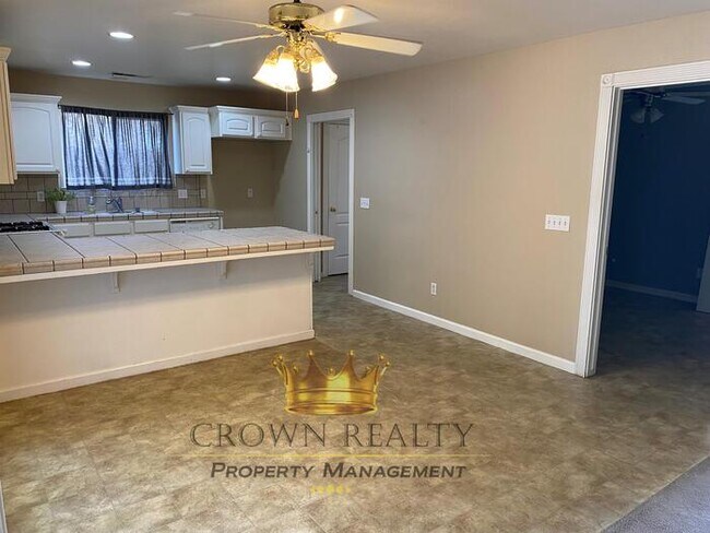 Building Photo - 1831 Durango, Tulare - 4/2 with patio and ...