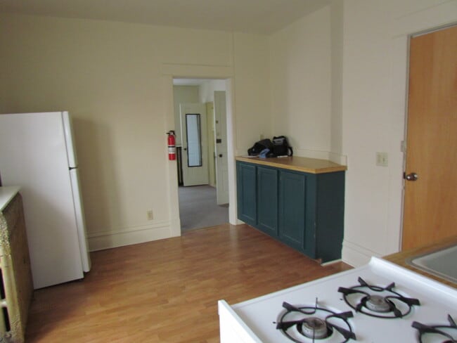 Building Photo - 327 E Cherry St