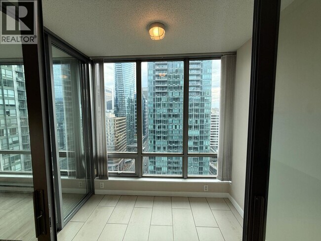 Photo du bâtiment - 1288 W Georgia St