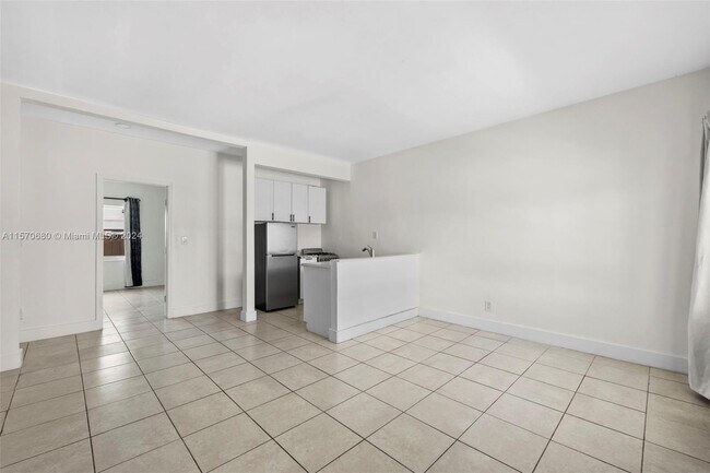 Foto del edificio - 8135 Crespi Blvd