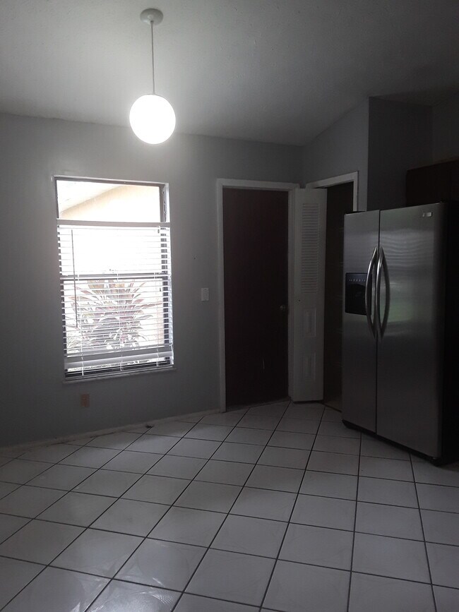 Foto del edificio - 671 SW McComb Ave